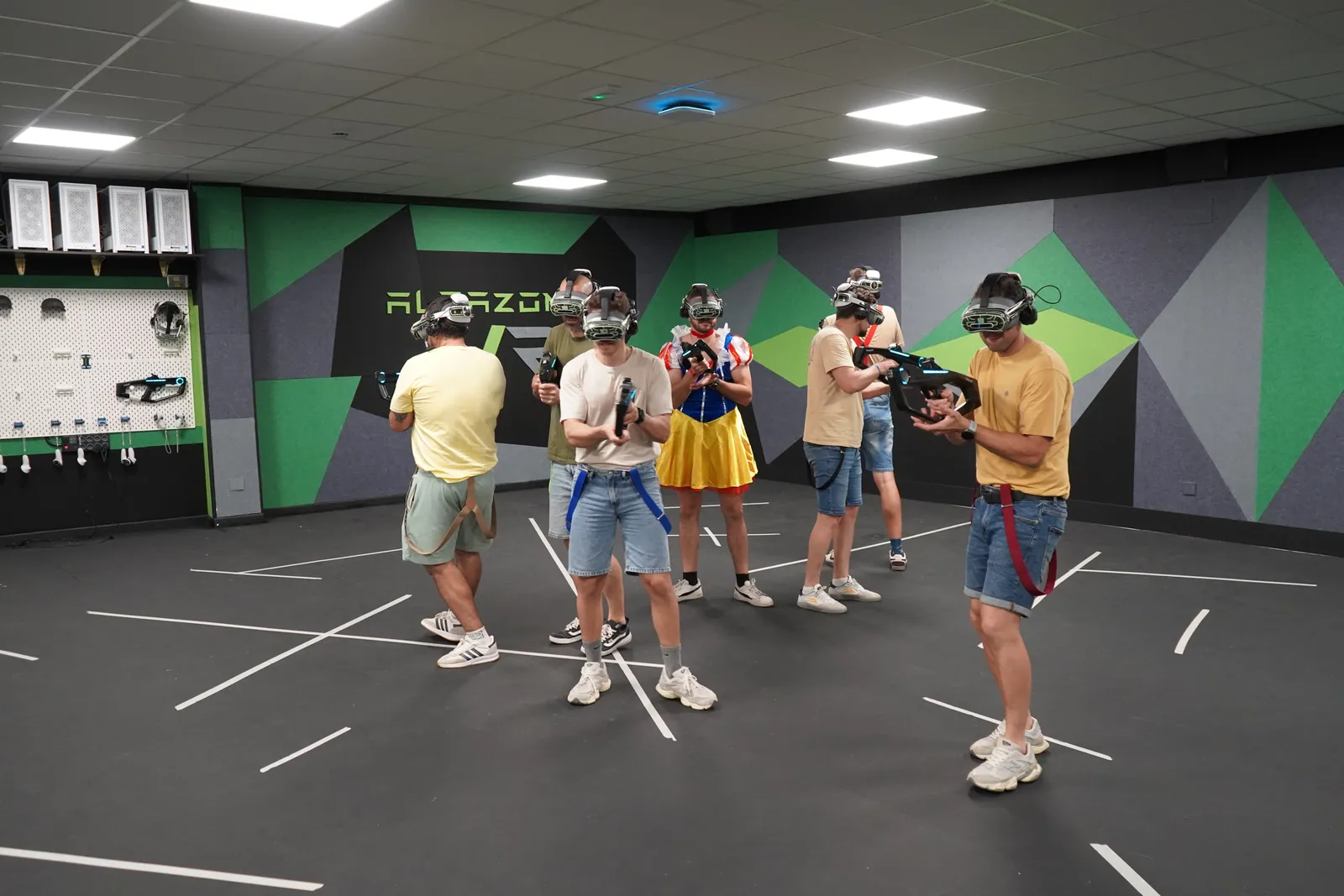 Despedida de soltero jugando en la arena free-roam de realidad virtual de Alfazone (Valencia)