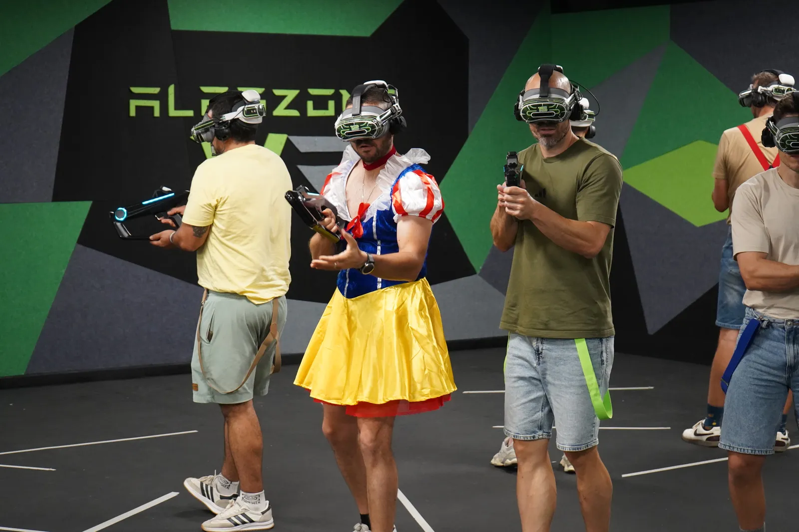 Grupo de despedida, con la protagonista disfrazada, jugando en la arena de realidad virtual de Alfazone