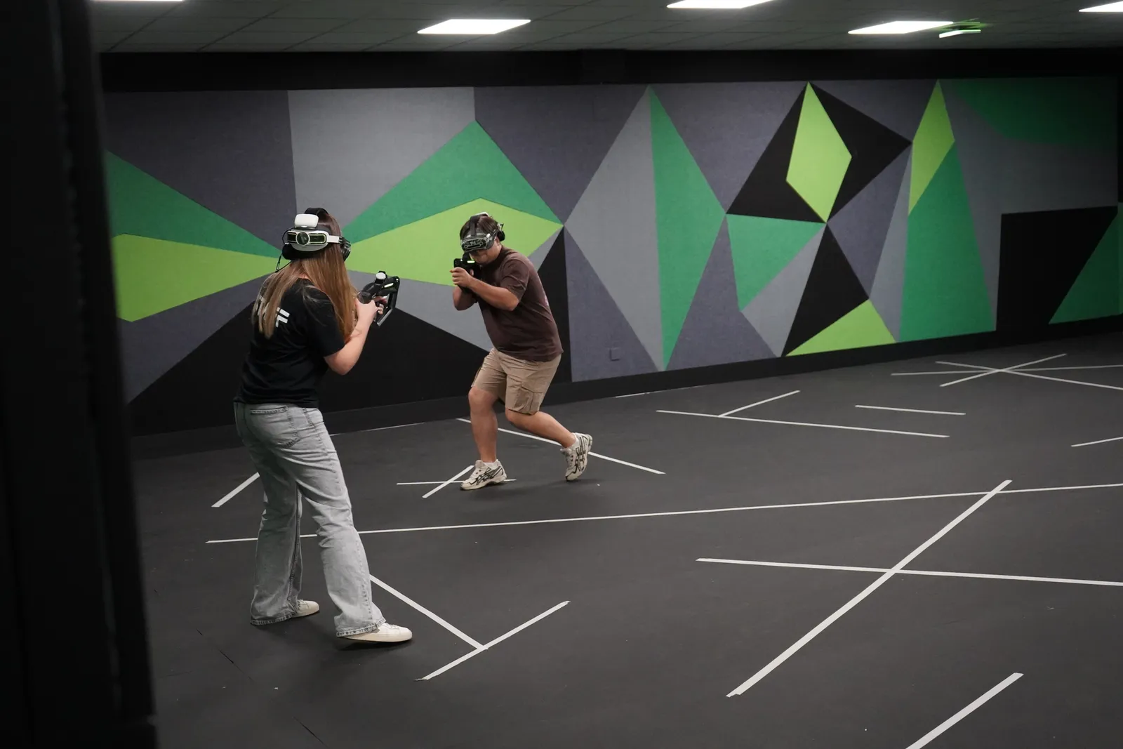 Compañeros de trabajo en plena acción con gafas de realidad virtual en Alfazone (Valencia)