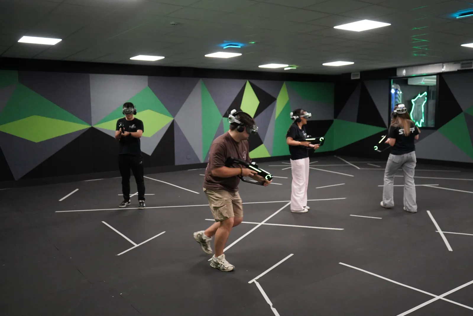 Equipo de empresa en una actividad de team building con realidad virtual en Alfazone (Valencia)