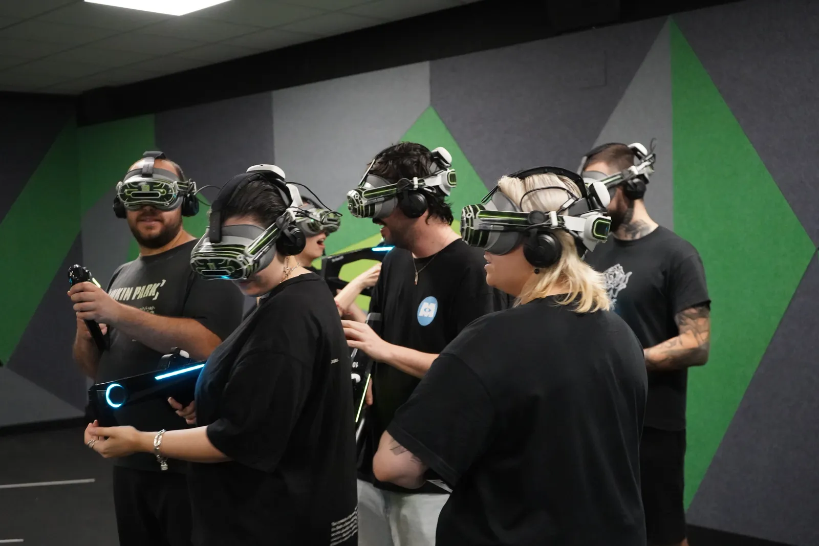 Jugadores colocándose las gafas de realidad virtual antes de una partida en Alfazone (Valencia)