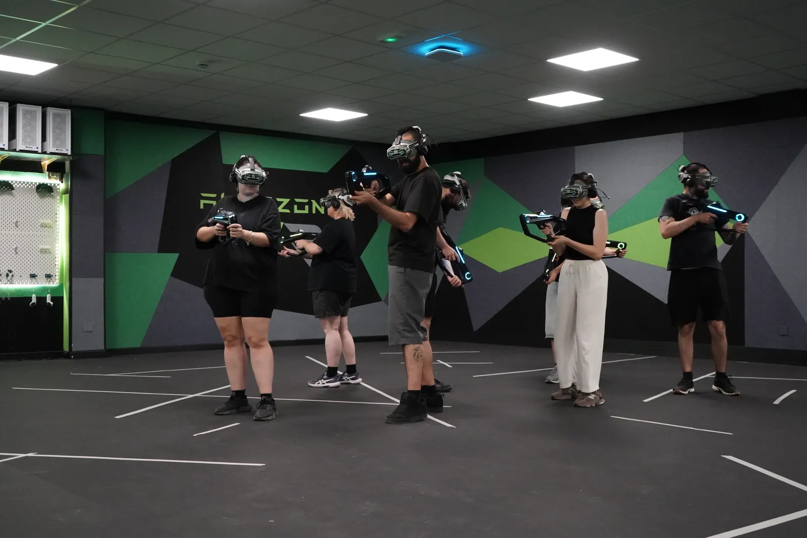 Grupo de amigos jugando juntos en la arena free-roam de realidad virtual de Alfazone (Alfafar, Valencia)