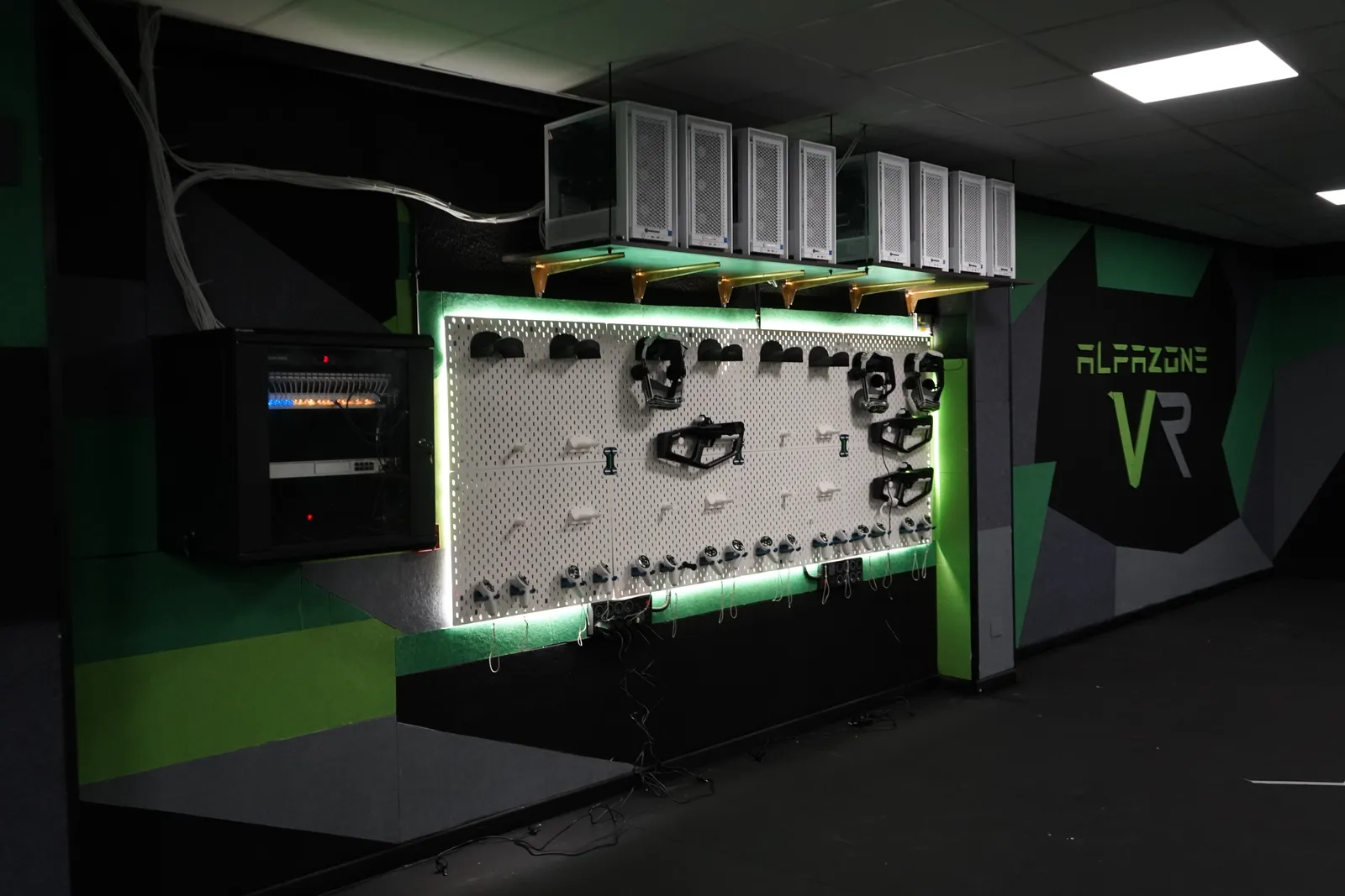 Zona de equipos de realidad virtual con gafas Pico en el centro Alfazone de Alfafar (Valencia)